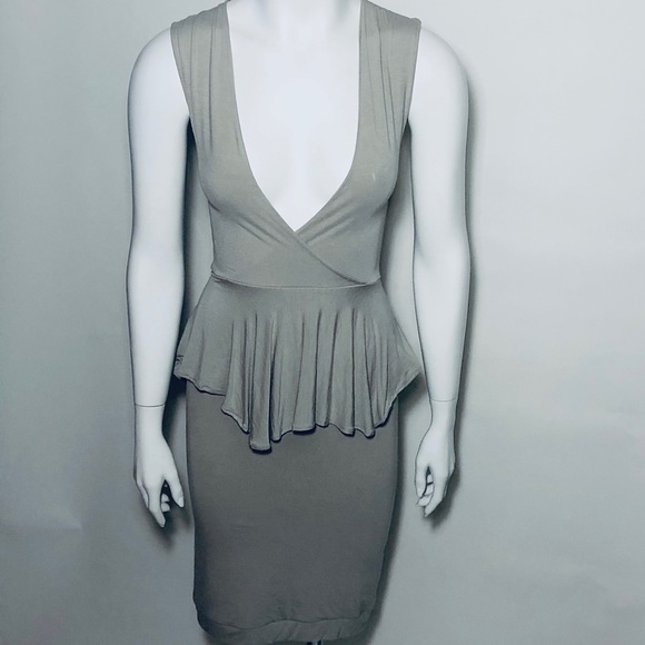 🆕 Super Soft Deep Neckline Fitted Peplum Dress - Picture 1 of 5